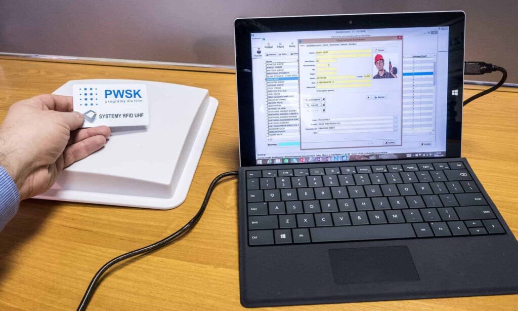 identyfikacja osób karta zbliżeniowa RFID UHF